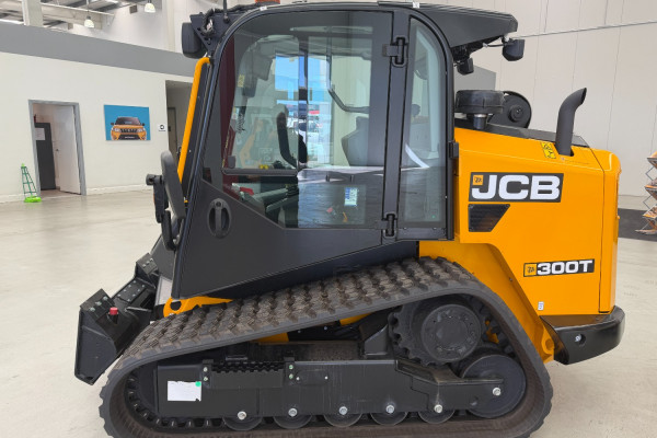 2025 JCB 300THF CAB T3 WITH 320 CW Tracked Skidsteer Loader Image 2