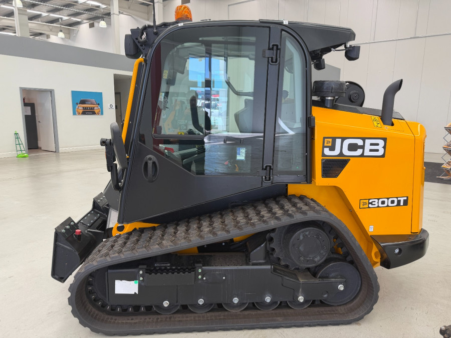 2025 JCB 300THF CAB T3 WITH 320 CW Tracked Skidsteer Loader Image 2