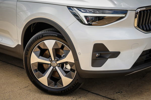 2024 MY25 Volvo XC40 XZ Ultra B4 Bright SUV Image 5