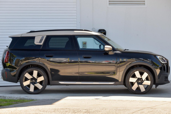 2026 MINI Countryman U25 S Favoured SUV image 3
