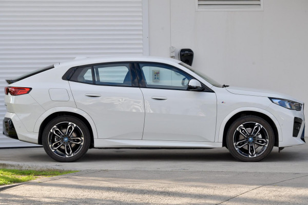 2024 BMW iX2 U10 eDrive20 M Sport SUV image 3
