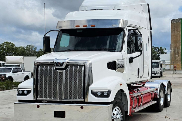 2024 Western Star 48x Cab Chassis Image 3
