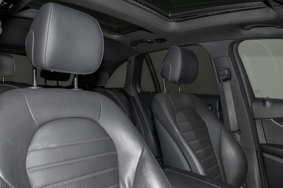 2020 Mercedes-Benz GLC-Class 300e 4matic (Hybrid) SUV Image 4