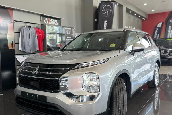 2025 MY24 Mitsubishi Outlander ZM ES SUV Image 3