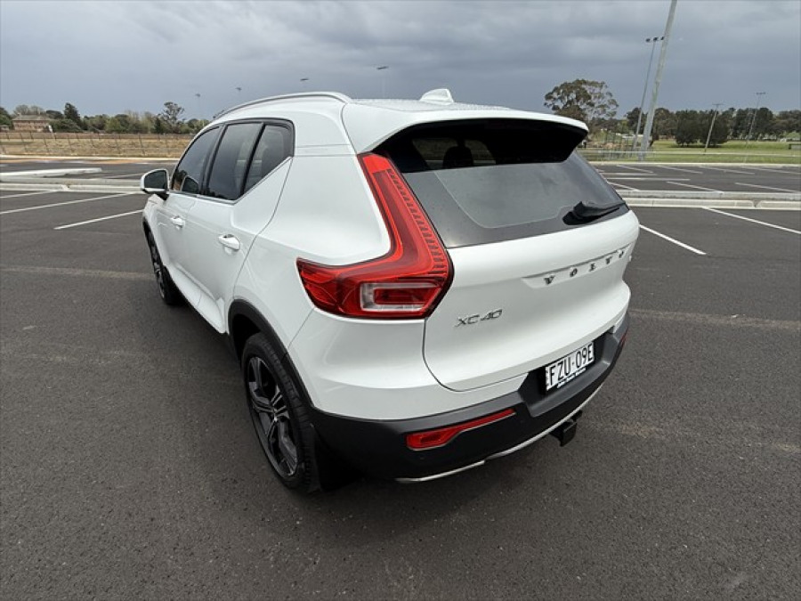 2020 Volvo XC40 XZ T4 Inscription SUV Image 6