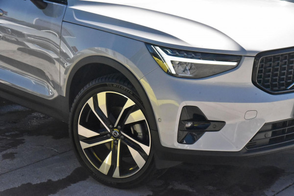 2023 Volvo XC40  Ultimate B5 Dark SUV Image 2