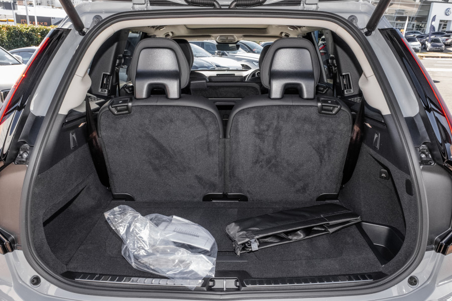 2026 Volvo XC90 L Series Plus T8 Plug-in Hybrid Dark SUV Image 21
