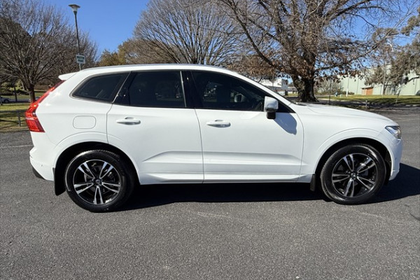 2020 MY21 Volvo XC60 UZ D4 Momentum SUV Image 2