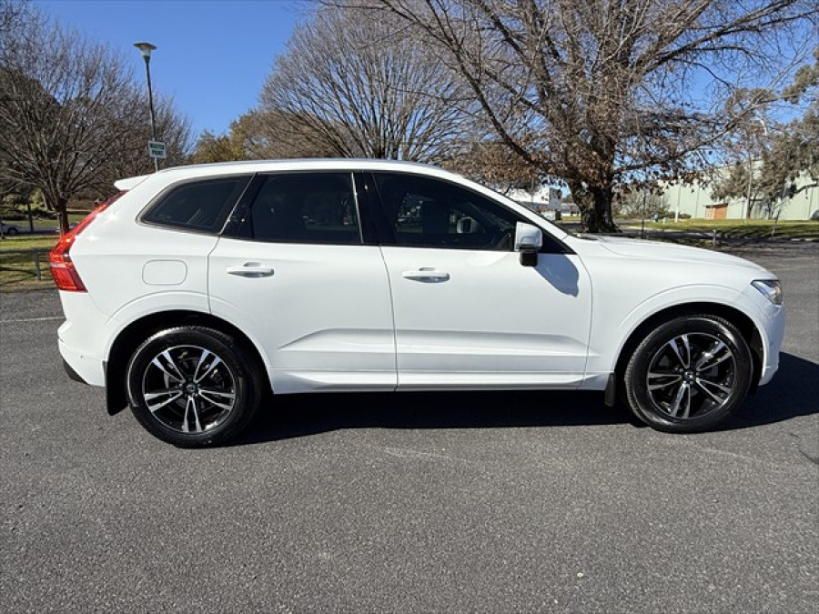 2020 MY21 Volvo XC60 UZ D4 Momentum SUV Image 2