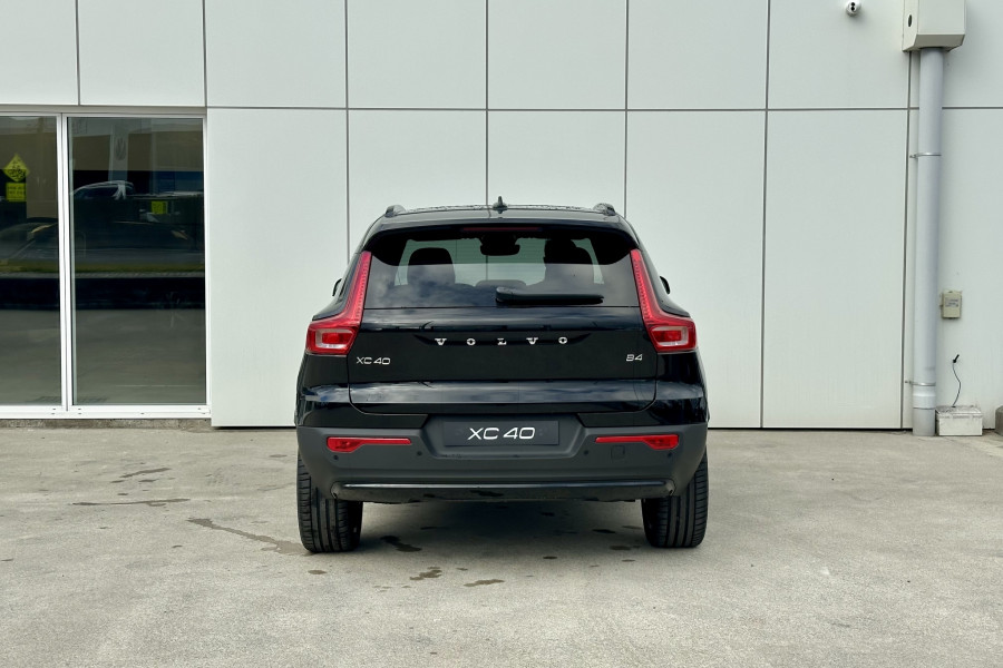 2025 Volvo XC40 XZ Ultra B4 Dark SUV Image 9