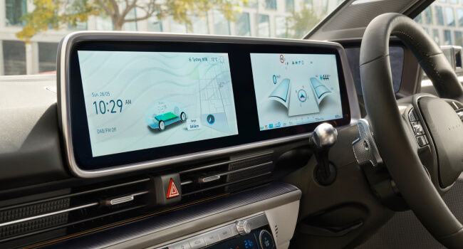 Integrated cluster and infotainment display Image