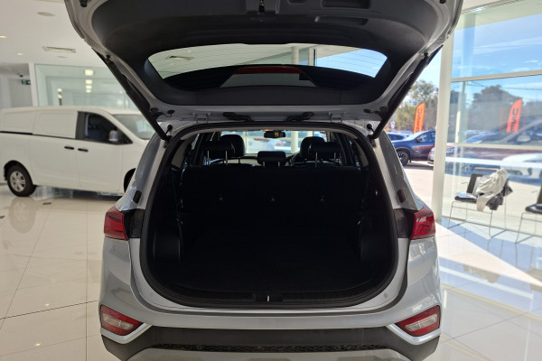 2018 Hyundai Santa Fe DM5 Series II Highlander SUV Image 9