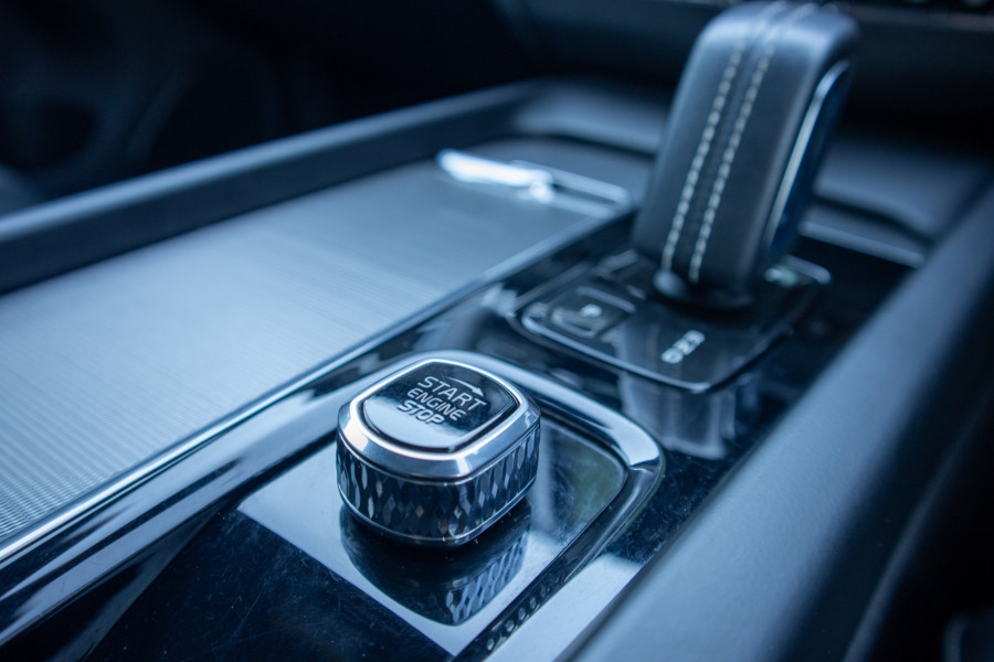 2022 Volvo XC60 T8 Ultimate Recharge PHEV SUV Image 14