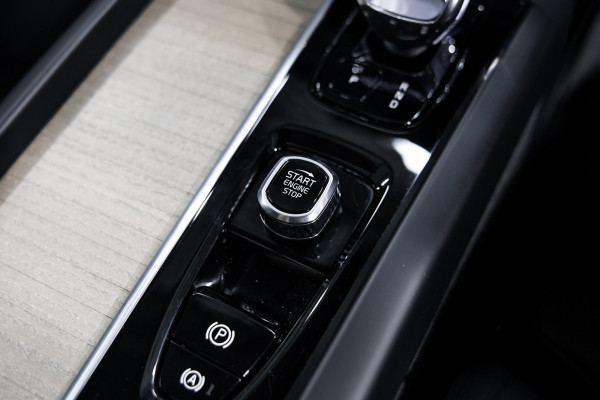 2026 Volvo XC60 UZ B5 Ultra Dark 2.0P, Mild Hybrid SUV Image 12