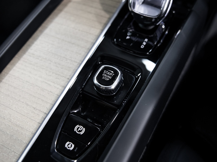 2026 Volvo XC60 UZ B5 Ultra Dark 2.0P, Mild Hybrid SUV Image 12