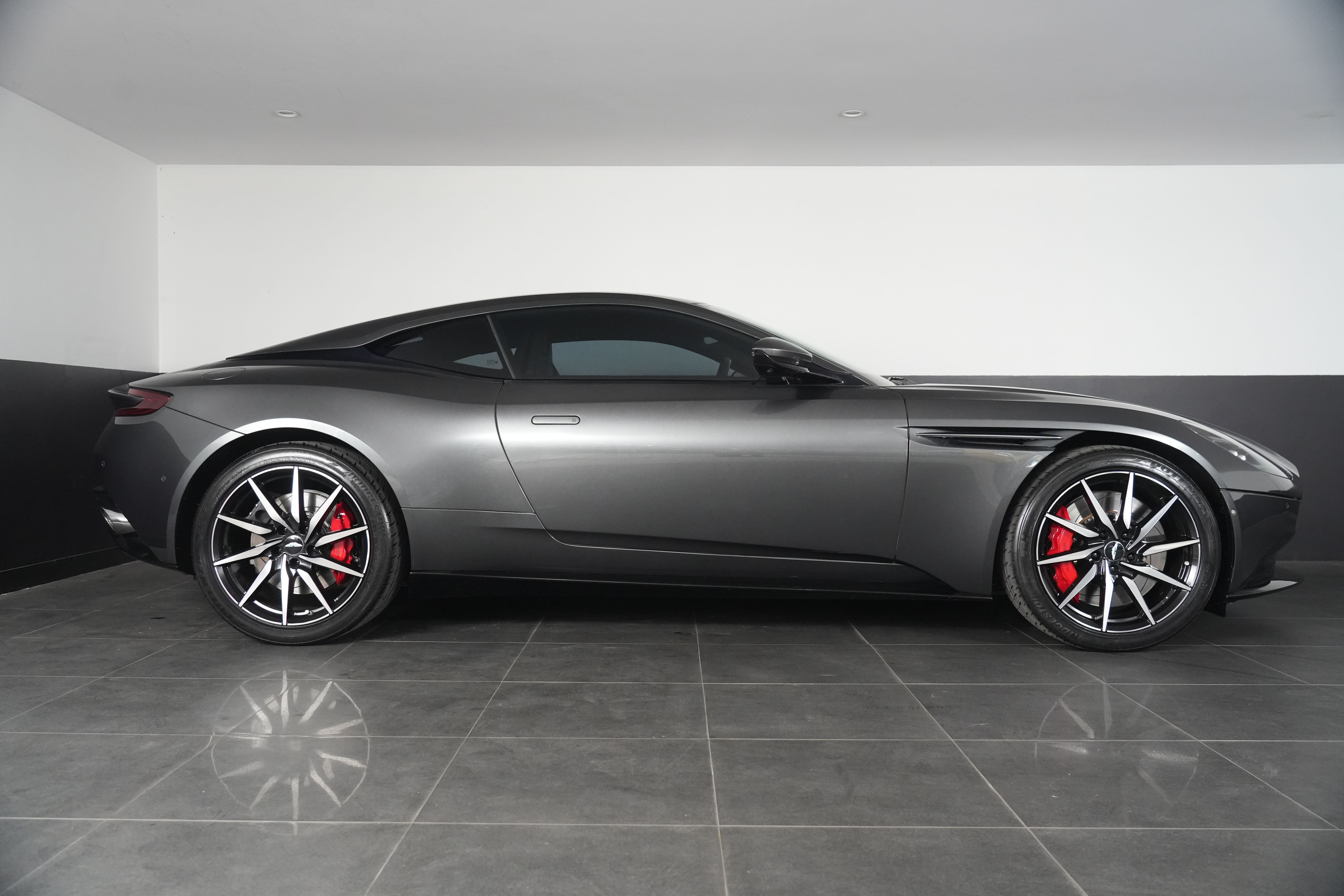 2018 Aston Martin DB11 Coupe Image 18