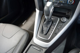 2017 Ford Focus LZ TITANIUM Hatchback image 9
