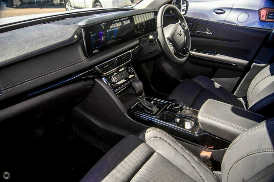 2025 Mahindra XUV700  AX7L SUV Image 6