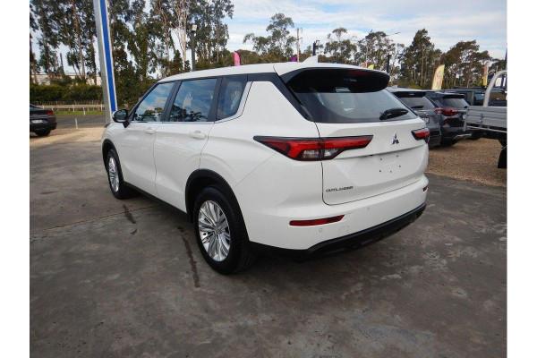 2024 Mitsubishi Outlander ZM ES SUV Image 5