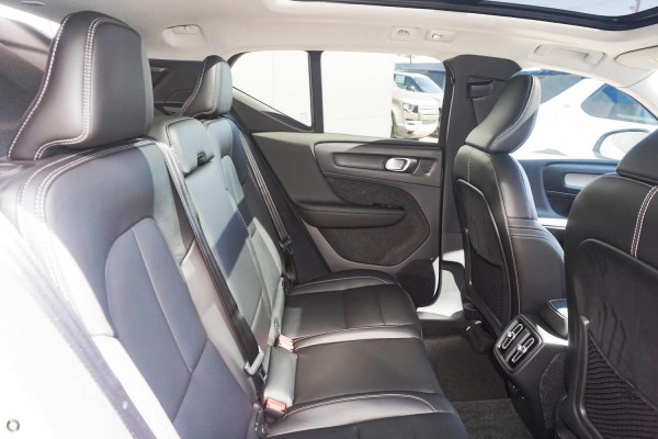 2024 MY25 Volvo XC40  Ultra B4 Dark SUV Image 6