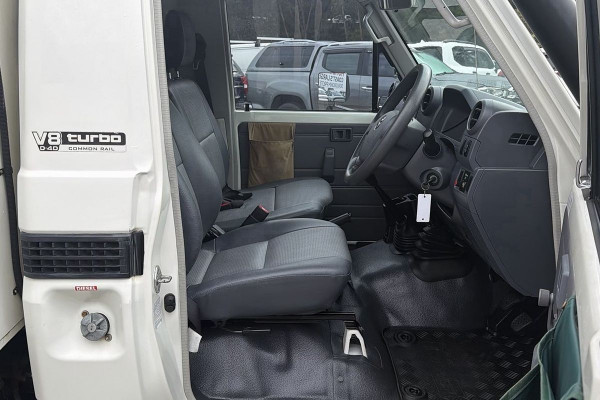 2013 Toyota LandCruiser VDJ76R GX Cab Chassis Image 15