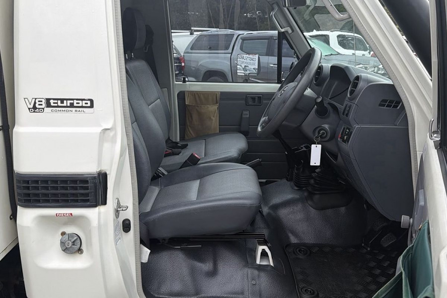 2013 Toyota LandCruiser VDJ76R GX Cab Chassis Image 15