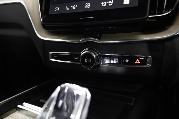 2026 Volvo XC60 UZ B5 Ultra Dark 2L Mild Hybrid AWD SUV Image 15