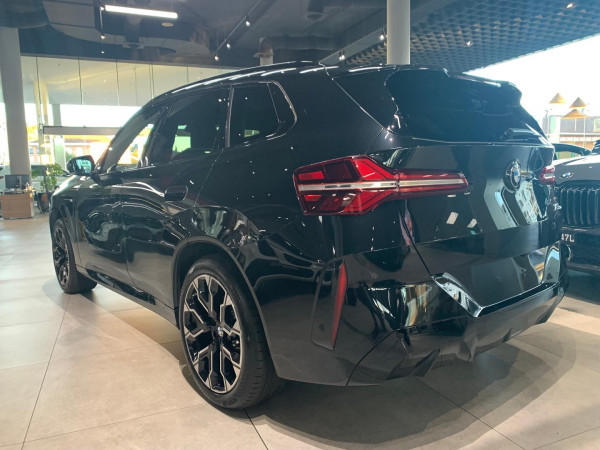 2025 BMW X3 G45 30e xDrive SUV image 6
