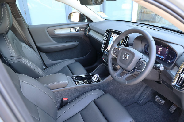 2024 Volvo XC40 XZ Ultimate B4 Dark SUV Image 6