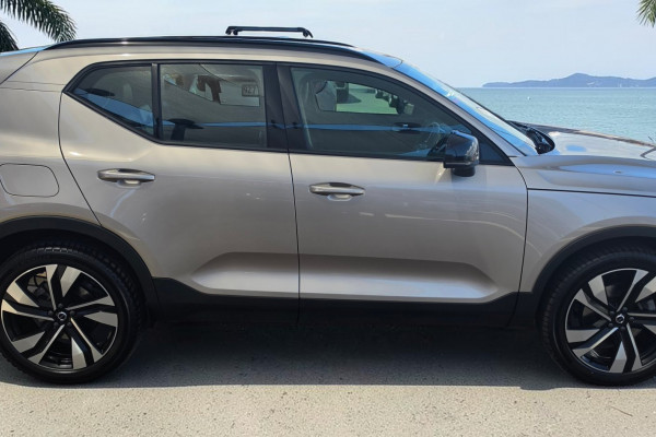 2023 Volvo XC40 XZ Ultimate B5 Dark SUV Image 8