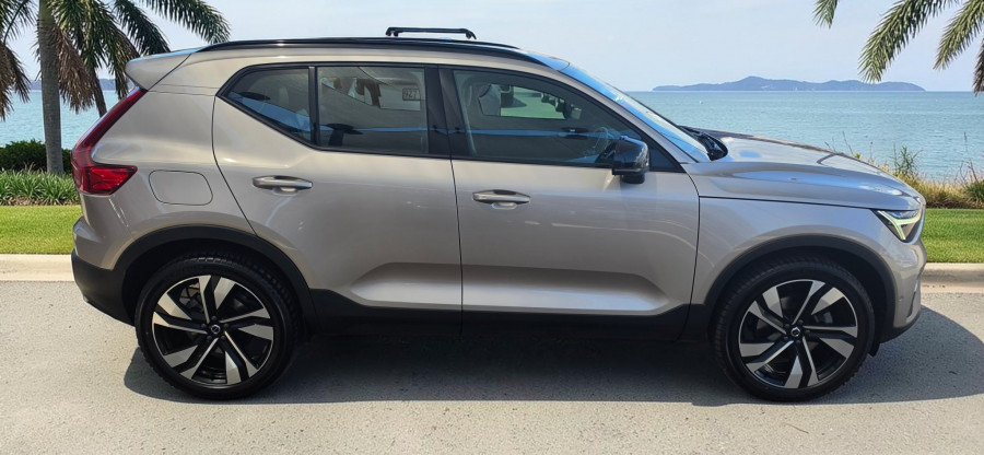 2023 Volvo XC40 XZ Ultimate B5 Dark SUV Image 8