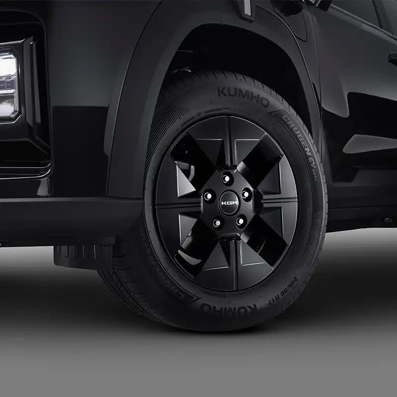 17” Black Diamond-Cut Wheels Image