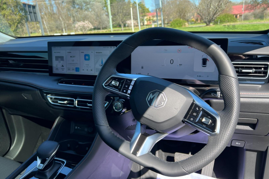 2024 MY24.5 MG HS AS33 Essence SUV Image 18