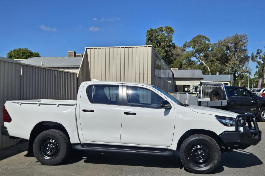 2022 Toyota HiLux GUN126R SR Double-Cab Pick-Up Image 9