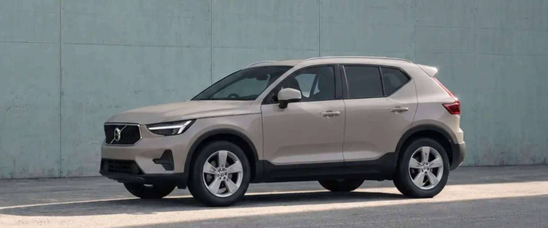Volvo XC40 compact mild hybrid SUV