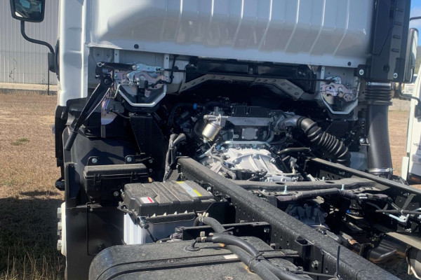 2026 Isuzu  NPS 75-175 MT D34 Cab Chassis Image 6
