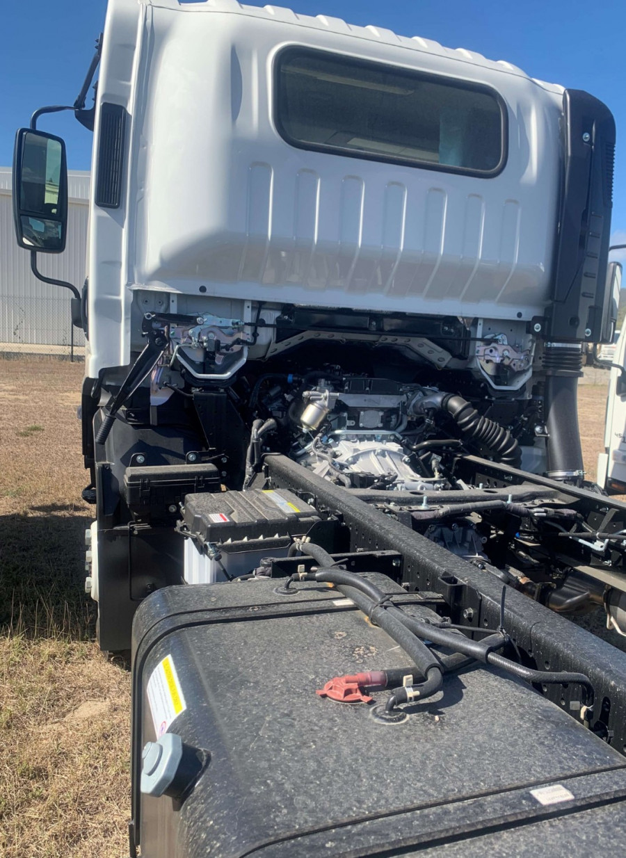 2026 Isuzu  NPS 75-175 MT D34 Cab Chassis Image 6