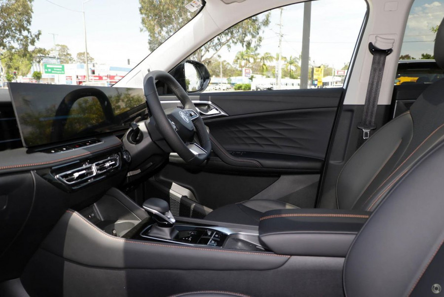 2024 MY24.5 MG HS AS33 Essence SUV Image 8