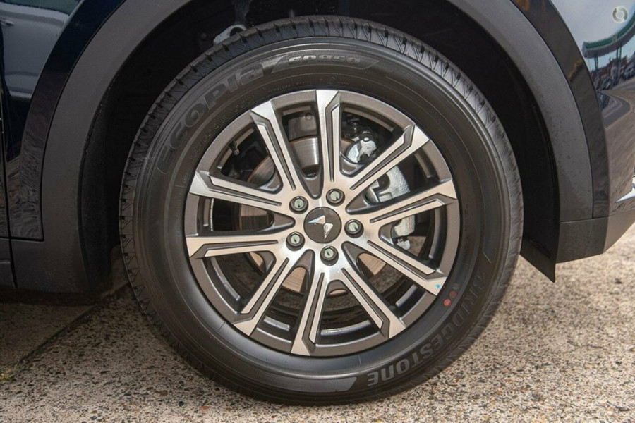 2025 Mahindra XUV700  AX7L SUV Image 12