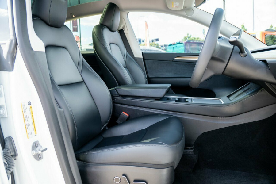 2023 Tesla Model Y  Long Range Wagon Image 19
