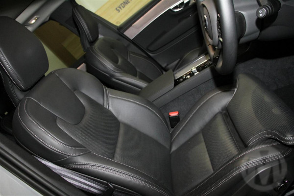 2026 Volvo XC90 L Series Ultra B5 Dark SUV Image 9