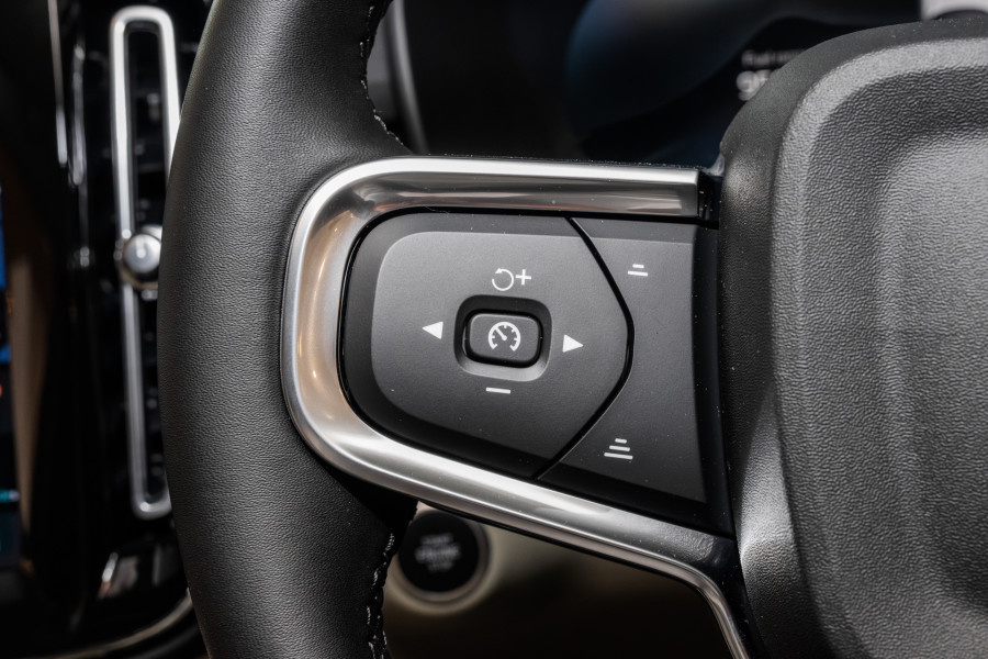 2026 Volvo XC40 XZ Ultra B4 Dark SUV Image 11