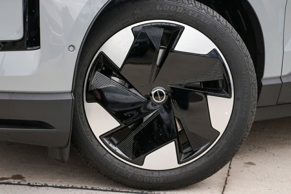 2024 MY25 Volvo EX30  Single Motor Extended Range Ultra SUV Image 8