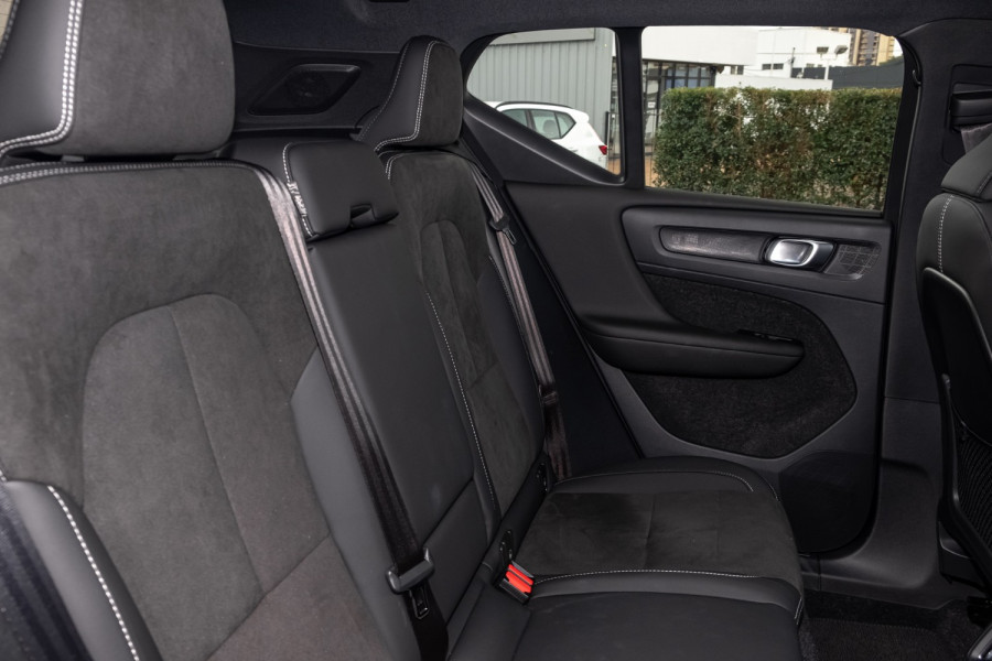 2025 Volvo EX40 No Series Black Edition SUV Image 9