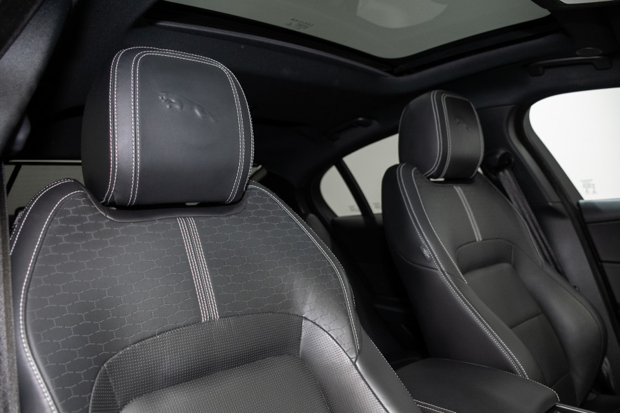 2022 Jaguar XE P300 R-Dynamic SE Sedan Image 4