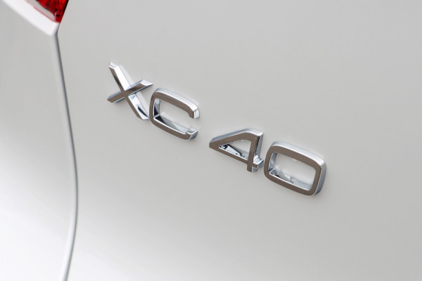 2022 Volvo XC40 T5 R-Design Suv Image 3