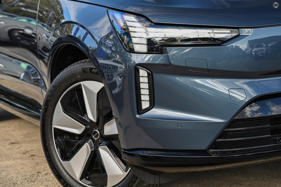 2025 Volvo EX90  Plus Twin Motor SUV Image 9