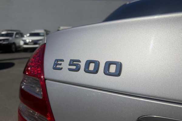2004 Mercedes-Benz E-Class W211 E500 Elegance Sedan Image 11