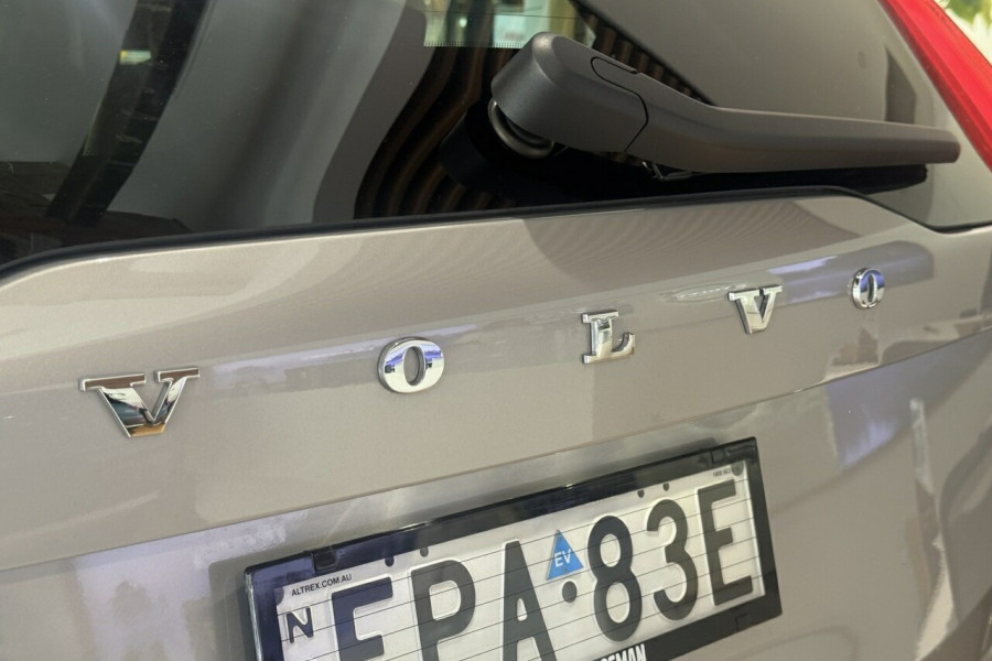 2024 Volvo XC90 L Series Recharge Ultimate T8 Plug-In Hybrid SUV Image 6