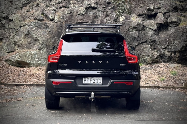 2023 Volvo XC40 XZ Ultimate B5 Dark SUV Image 9